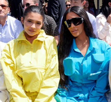 BERØMTE SØSTRE: 20-åringen satt ved siden av sin berømte storesøster Kim Kardashian under visningen til Louis Vuitton torsdag denne uken. Foto: NTB scanpix BERØMTE SØSTRE: 20-åringen satt ved siden av sin berømte storesøster Kim Kardashian under visningen til Louis Vuitton torsdag denne uken. Foto: NTB scanpix